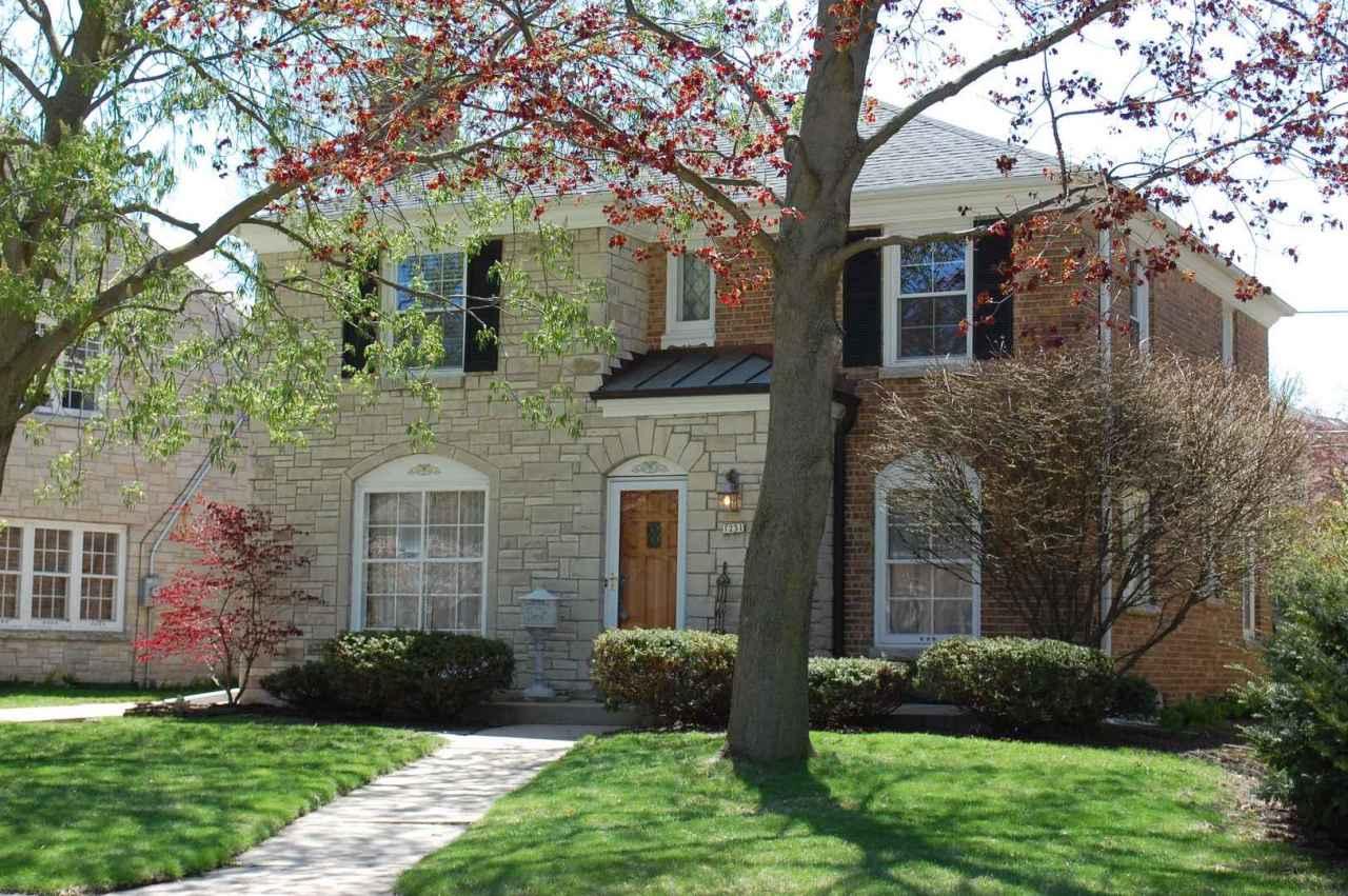 1231 E Courtland Pl, Whitefish Bay, WI 53211