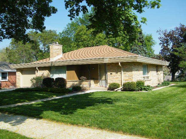 8441 Ravenswood Cir, Wauwatosa, WI 53226