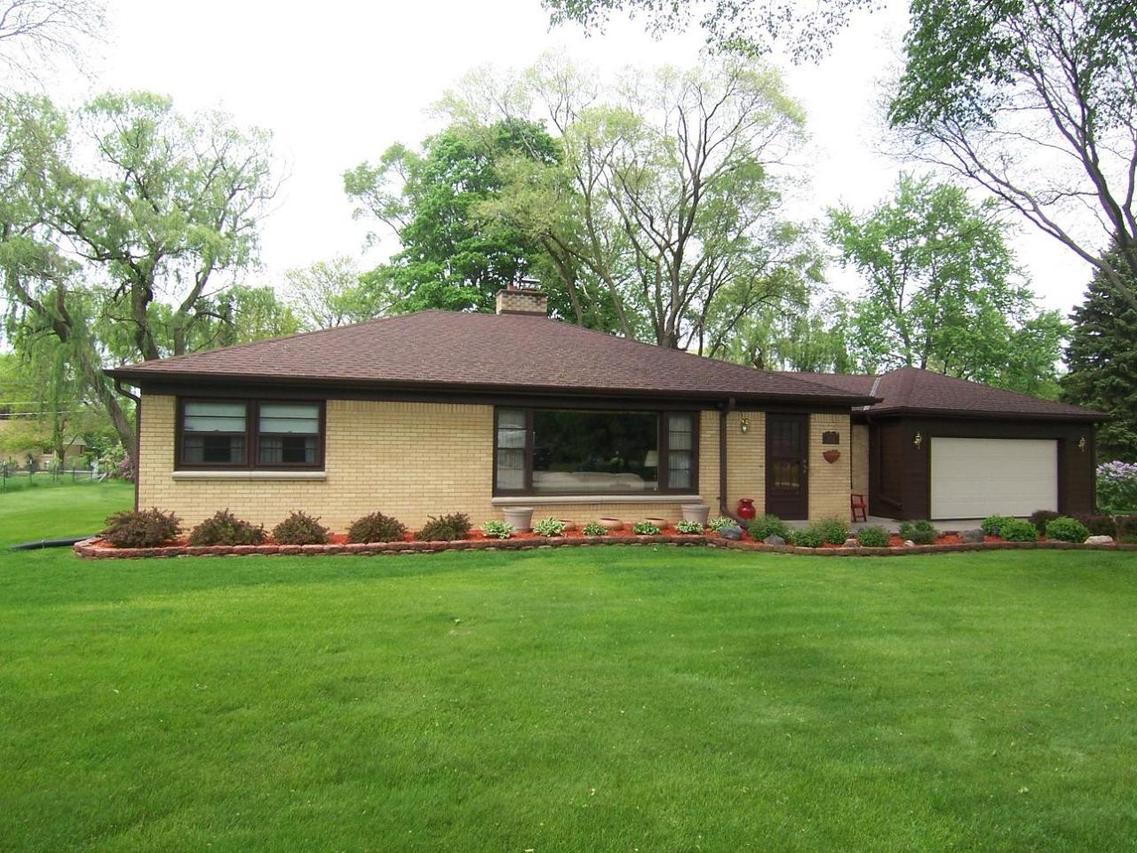 13514 W Robin Trl, New Berlin, WI 53151