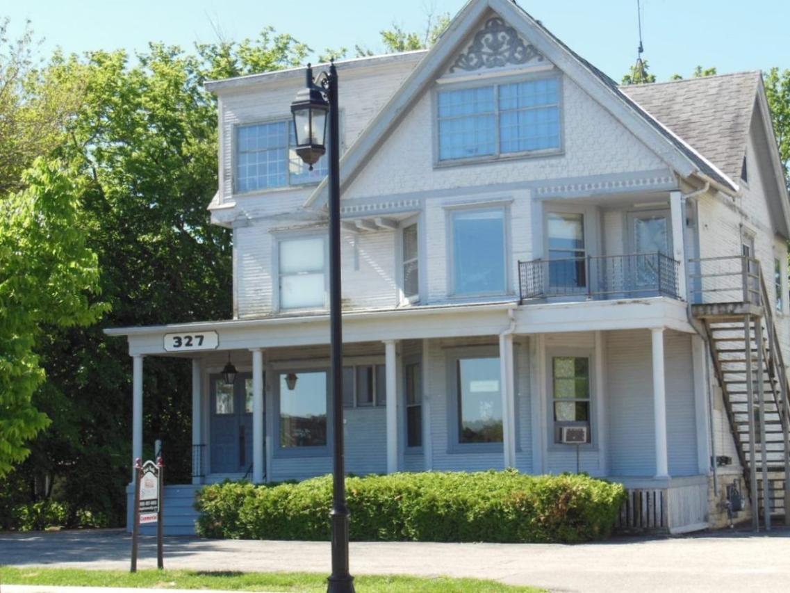 327 W Wisconsin Ave., Oconomowoc, WI 53066