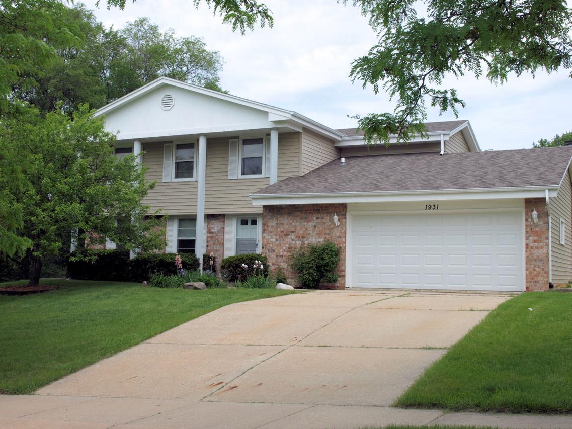 1931 Fieldcrest Ln., Waukesha, WI 53186
