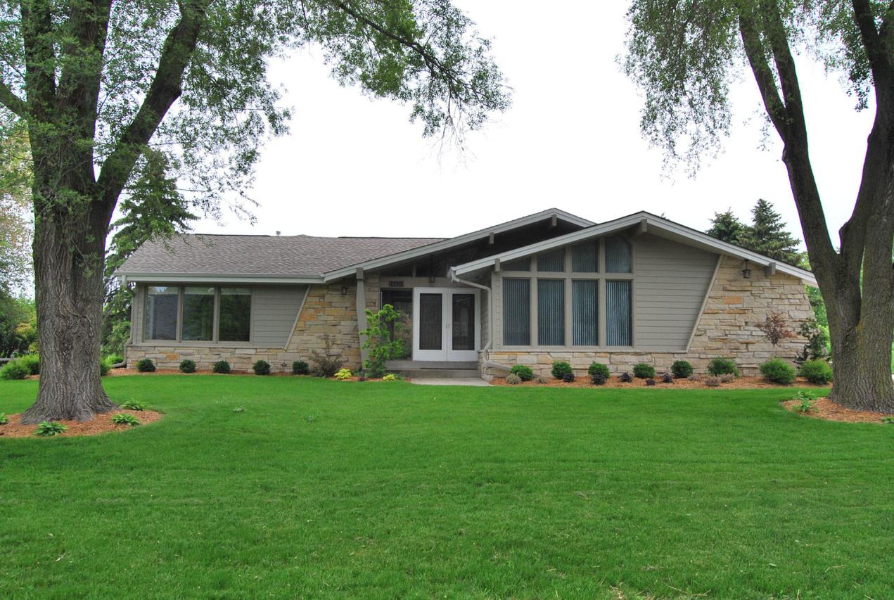 12630 N Yvonne Dr, Mequon, WI 53092