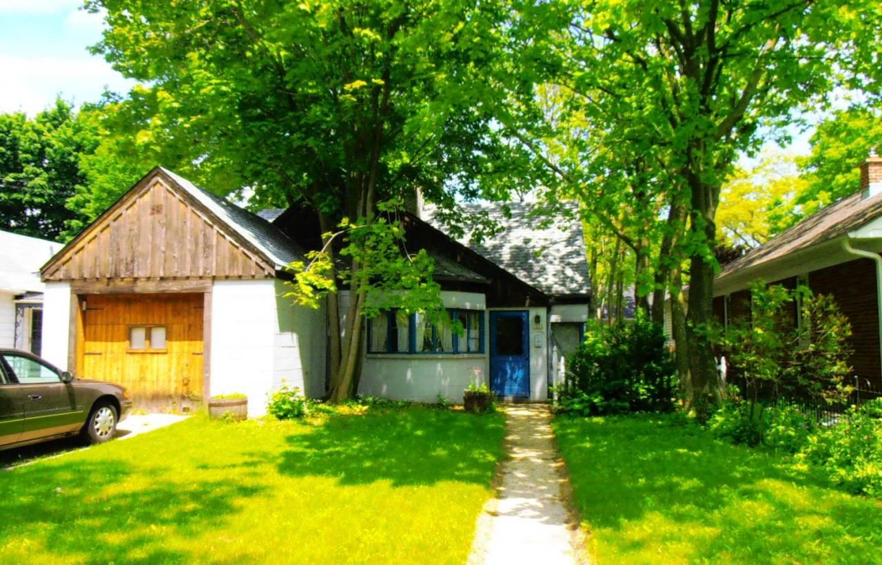 1026 E Henry Clay St, Whitefish Bay, WI 53217