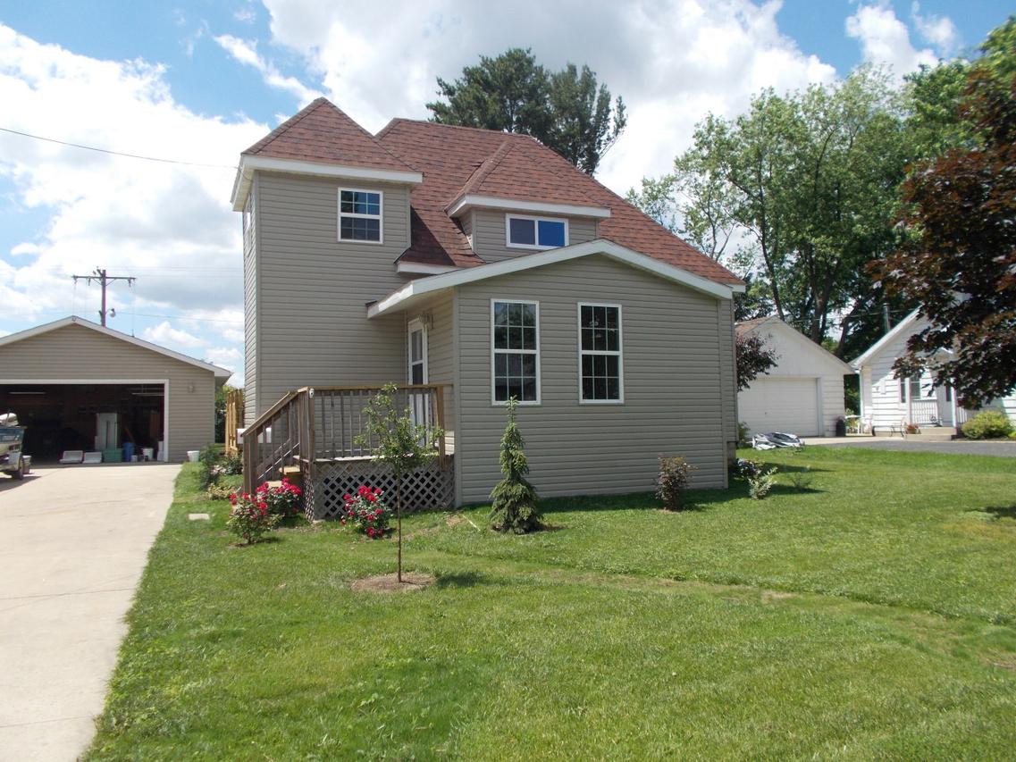 112 Olsen St, Elkhorn, WI 53121