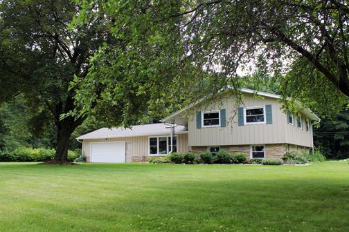 N39W22711 Grandview Dr, Pewaukee, WI 53072