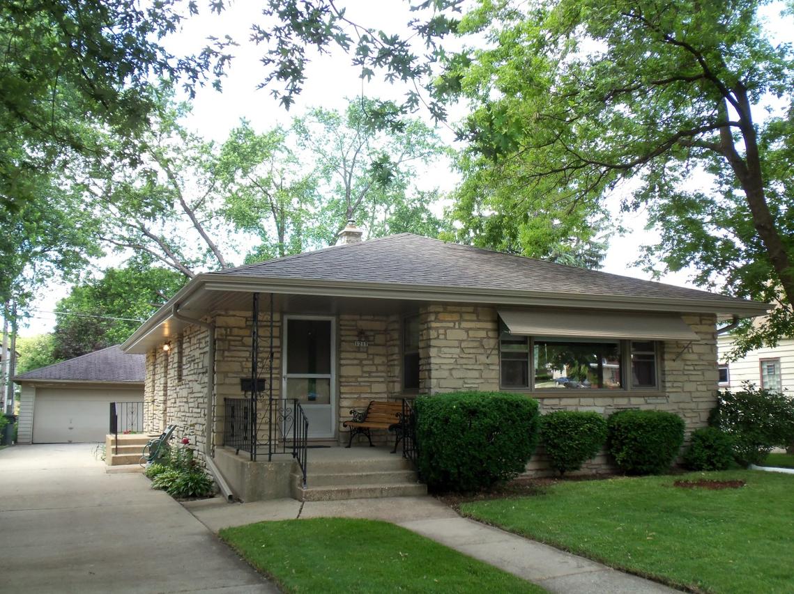 1217 S 117th St, West Allis, WI 53214