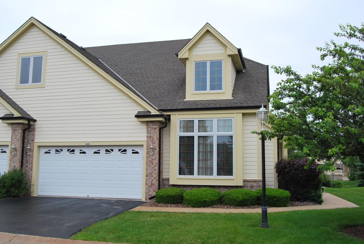 423 Meadowdale Dr, Waukesha, WI 53188