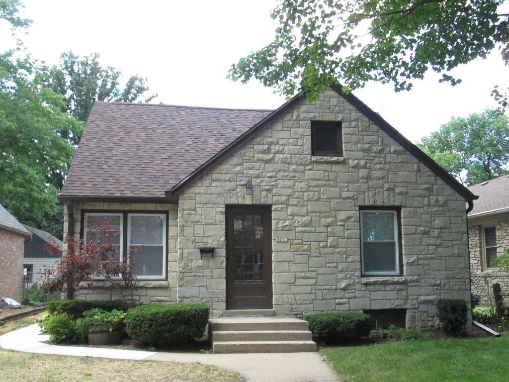 5711 N Braeburn Ln., Glendale, WI 53209