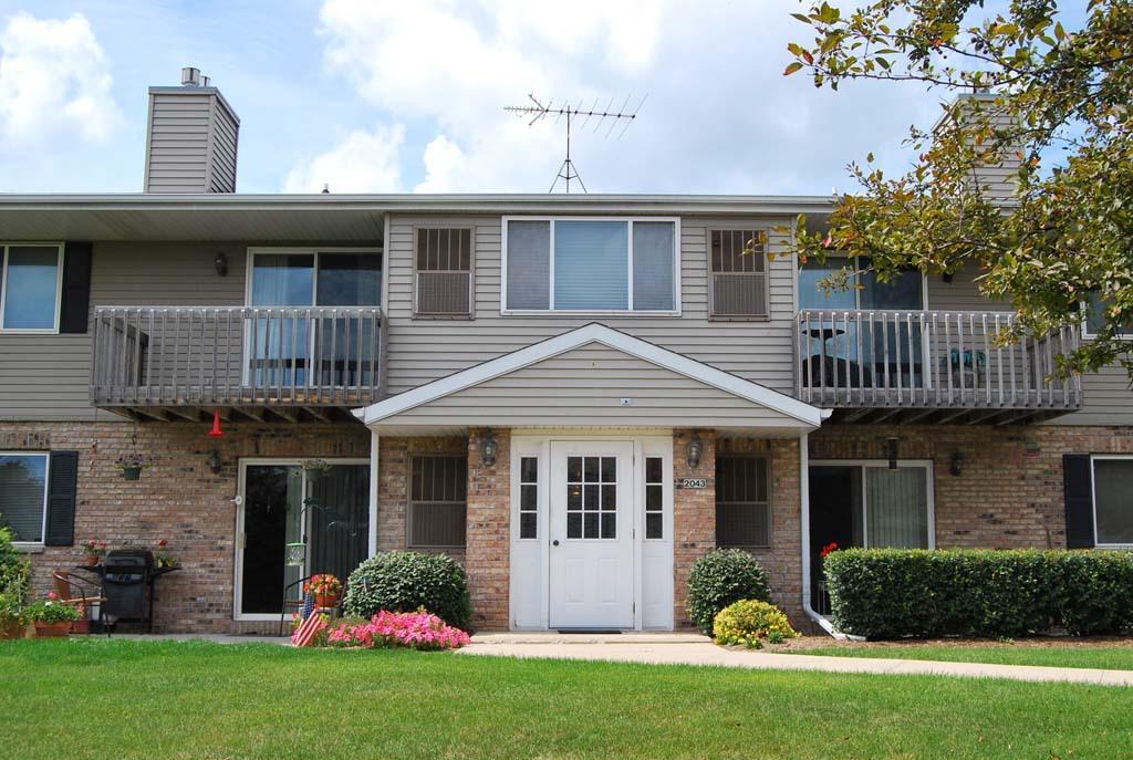 2043 Pine Ridge #B, Grafton, WI 53024