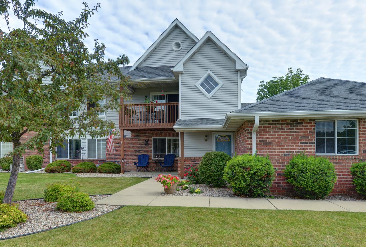 205 W Aspen Ct #8, Oak Creek, WI 53154