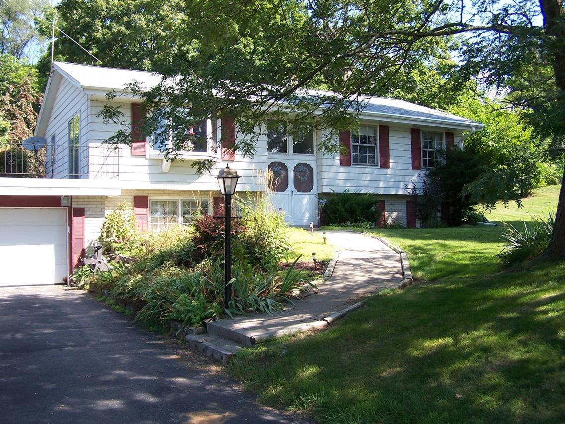 19310 W Glenwood Ln., New Berlin, WI 53146