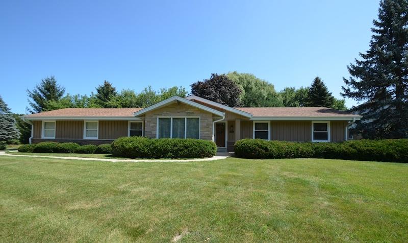 18425 Lamplighter Ln, Brookfield, WI 53045