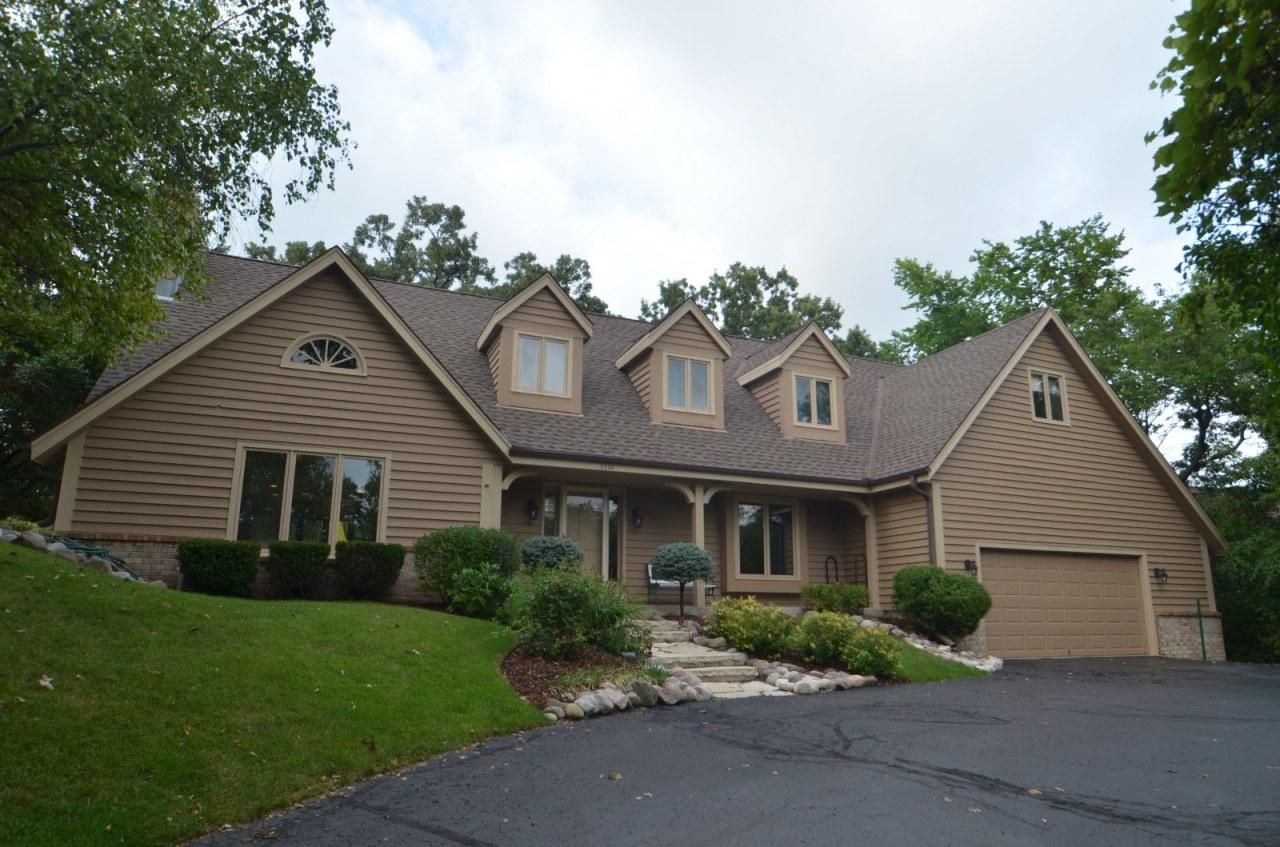 2220 Woodfield Cir, Waukesha, WI 53188