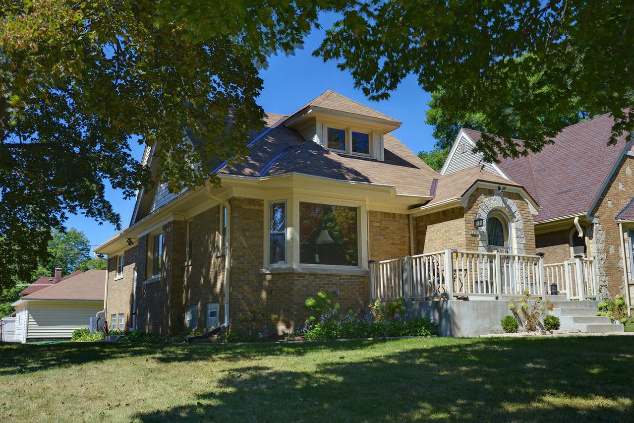 2431 N 63rd St, Wauwatosa, WI 53213