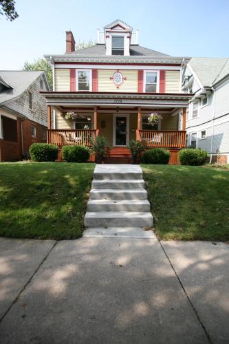 2729 N Stowell, Milwaukee, WI 53211