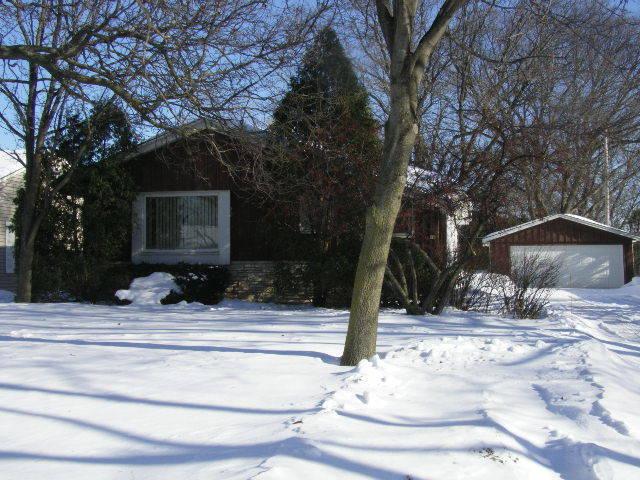 4630 N 101st St, Wauwatosa, WI 53225