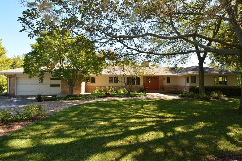 8900 N Bayside Dr, Bayside, WI 53217