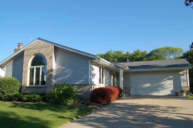 1207 Larchmont Dr., Waukesha, WI 53186