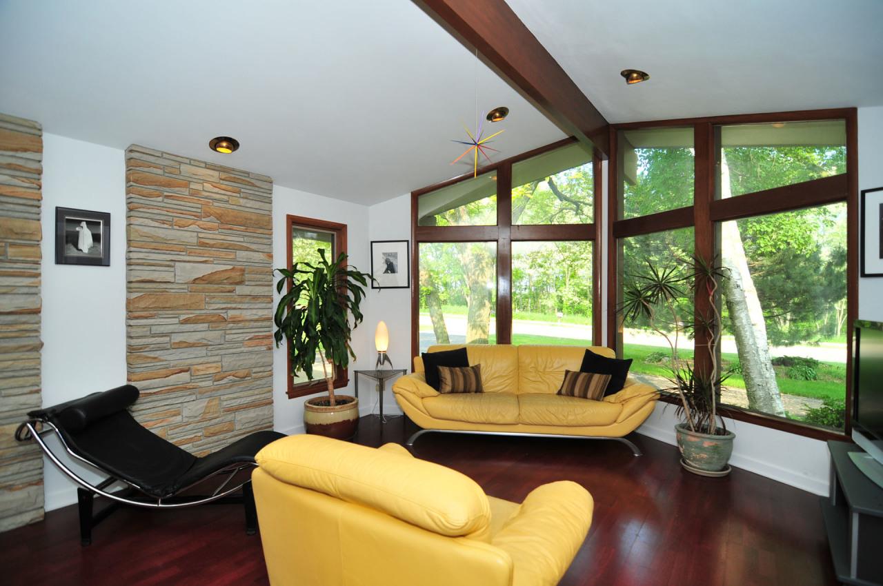 W232N6995 Waukesha Ave, Sussex, WI 53089