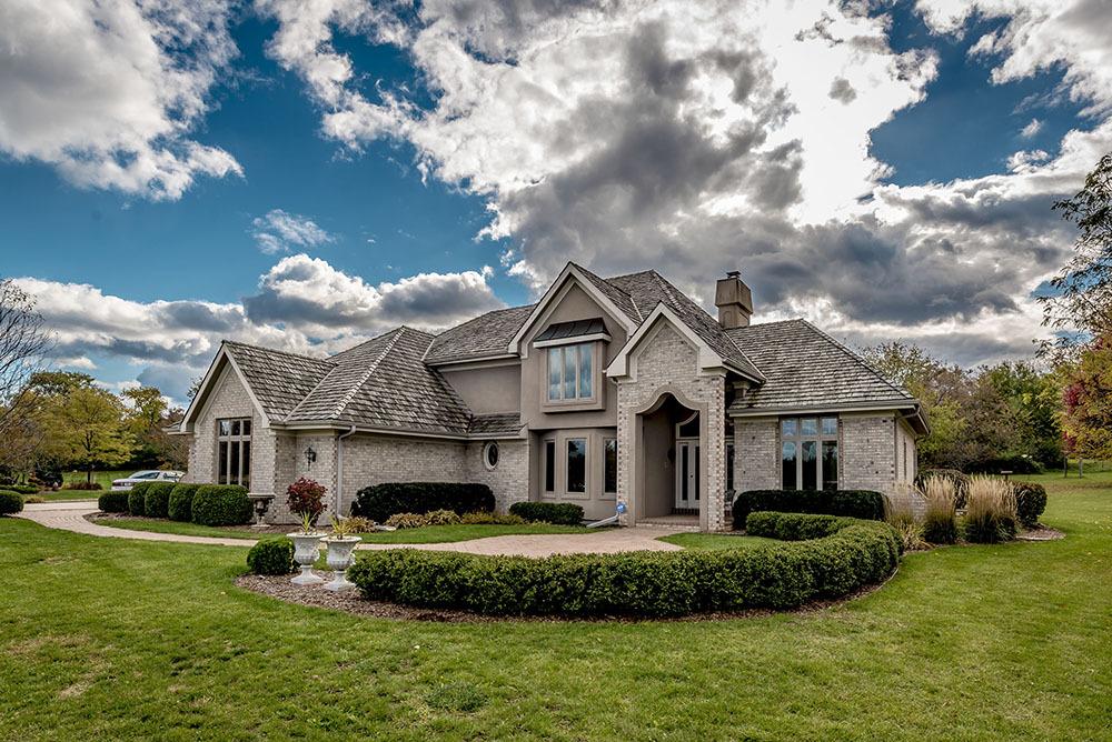W301N2923 Windrush Cir, Delafield, WI 53072