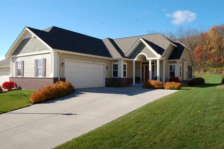 424 Century Oak Dr, Waukesha, WI 53188