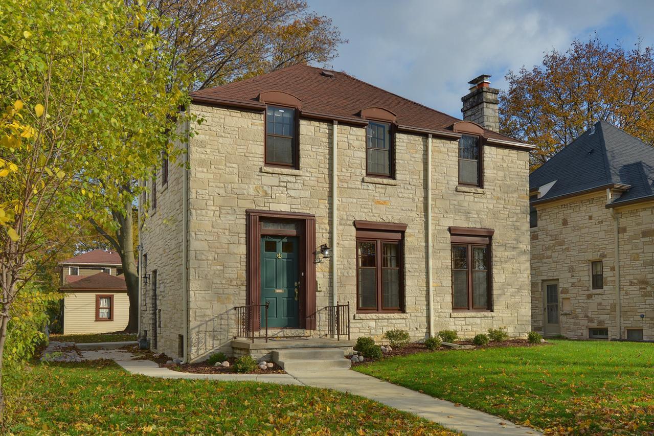 5450 N Lydell Ave, Whitefish Bay, WI 53217
