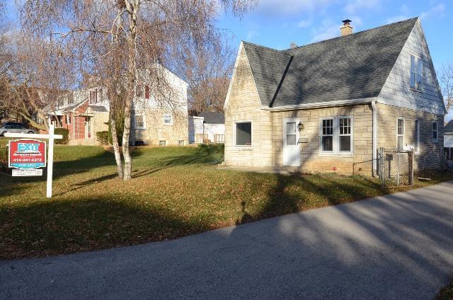 3650 S 32nd St, Greenfield, WI 53221