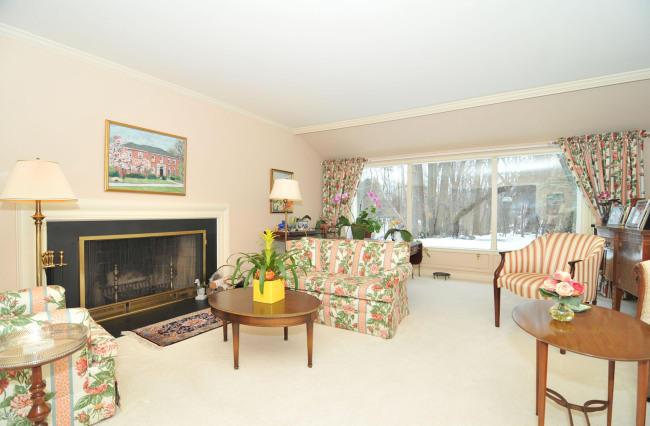 7668 N Longview Dr, Glendale, WI 53209