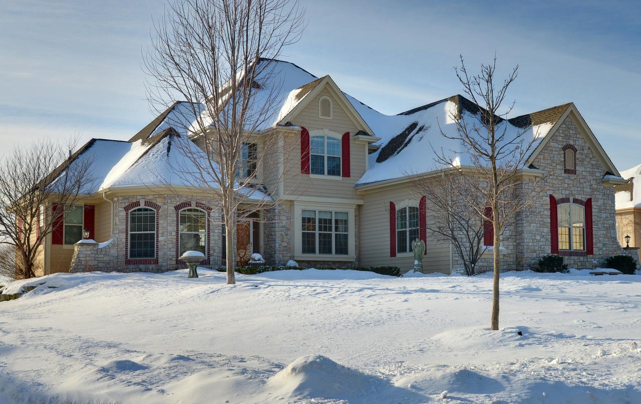 N52W21425 Taylors Woods Dr, Menomonee Falls, WI 53051