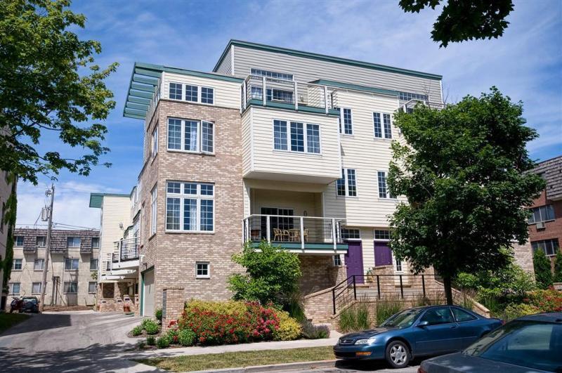 2573 N Farwell Ave, Milwaukee, WI 53211