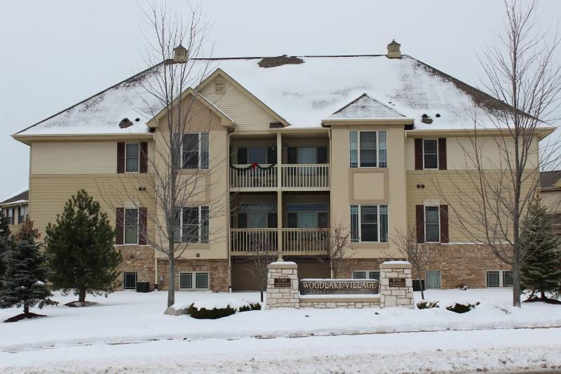 8685 S Deerwood Ln. #12L, Franklin, WI 53132