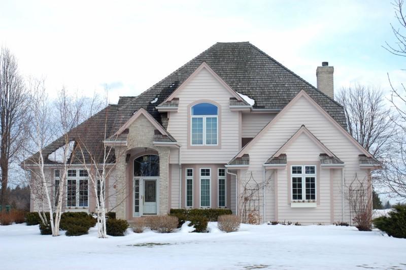 8023 W Kensington Dr, Mequon, WI 53097