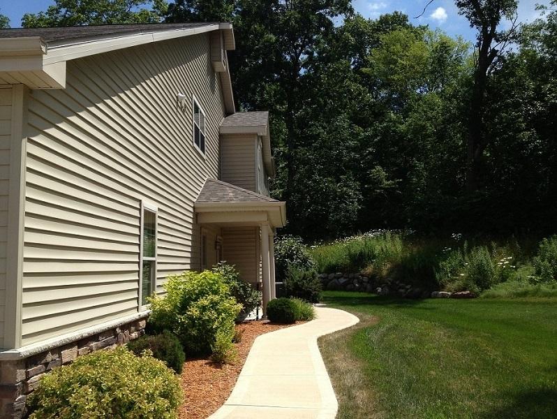 558 Cedar Bluffs Way, Slinger, WI 53086