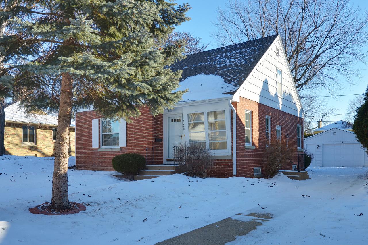 6260 N Lydell Ave, Whitefish Bay, WI 53217