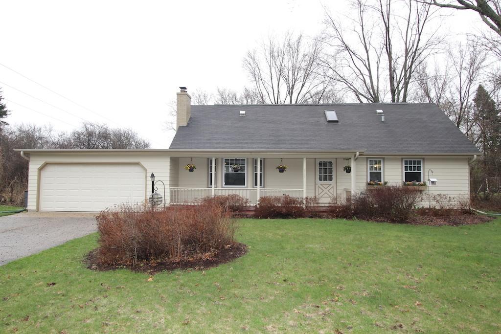 915 Sunset Dr, Delafield, WI 53018
