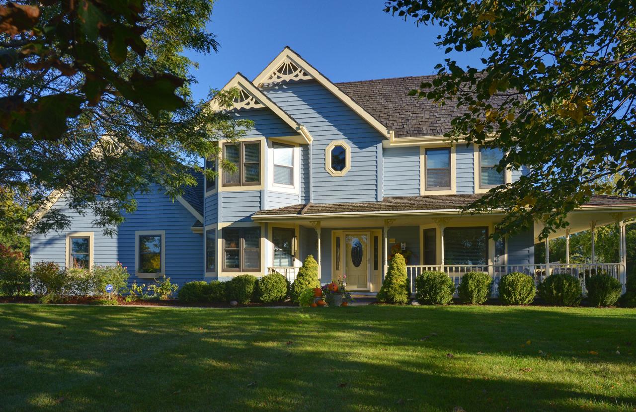 8020 W Kensington Dr, Mequon, WI 53097