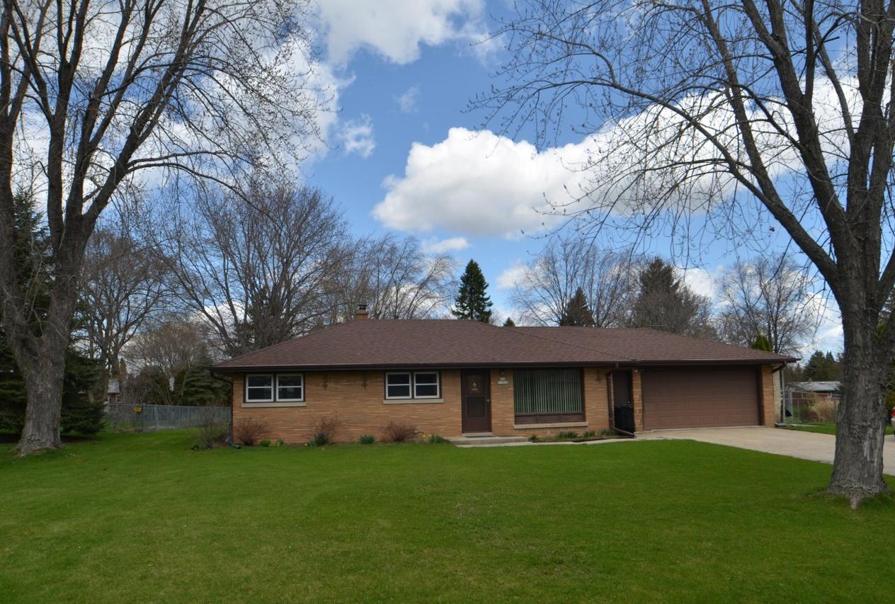 N50W15926 Honey Suckle Ln, Menomonee Falls, WI 53051