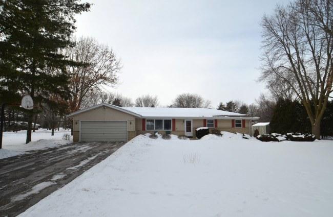 W395N5869 Laketon Ave., Oconomowoc, WI 53066