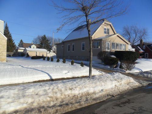 2412 S 77th St, West Allis, WI 53219