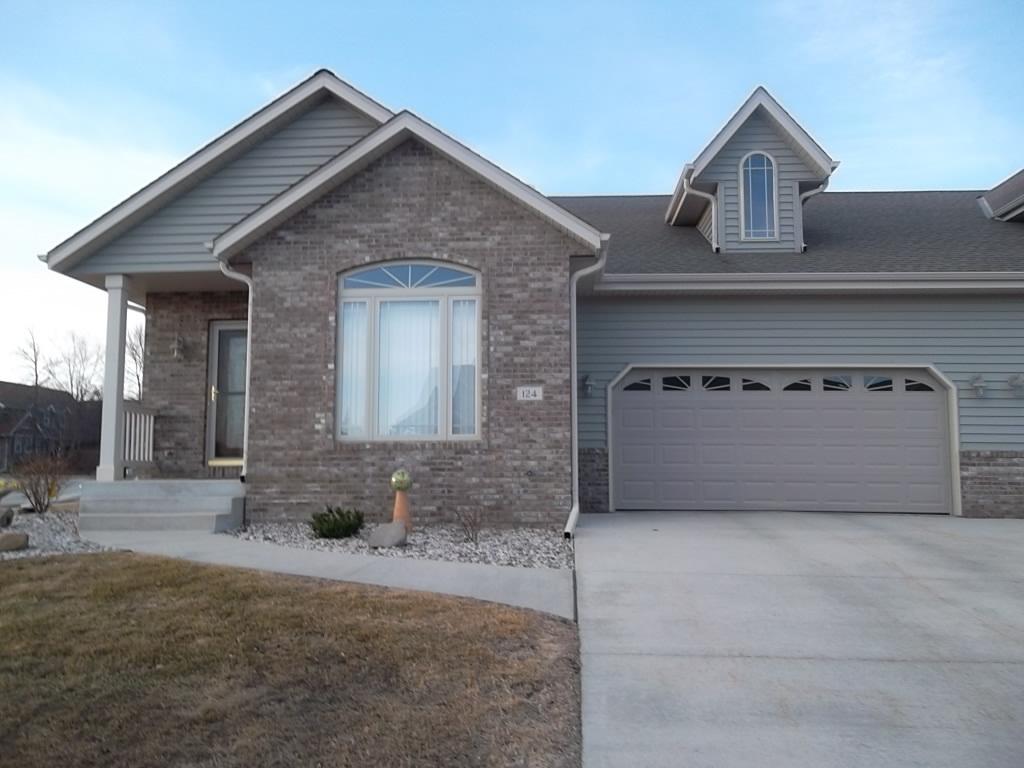 124 Meehan Cir, West Bend, WI 53095