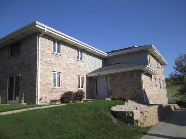 1352 Meadowcreek Dr. #F, Pewaukee, WI 53072