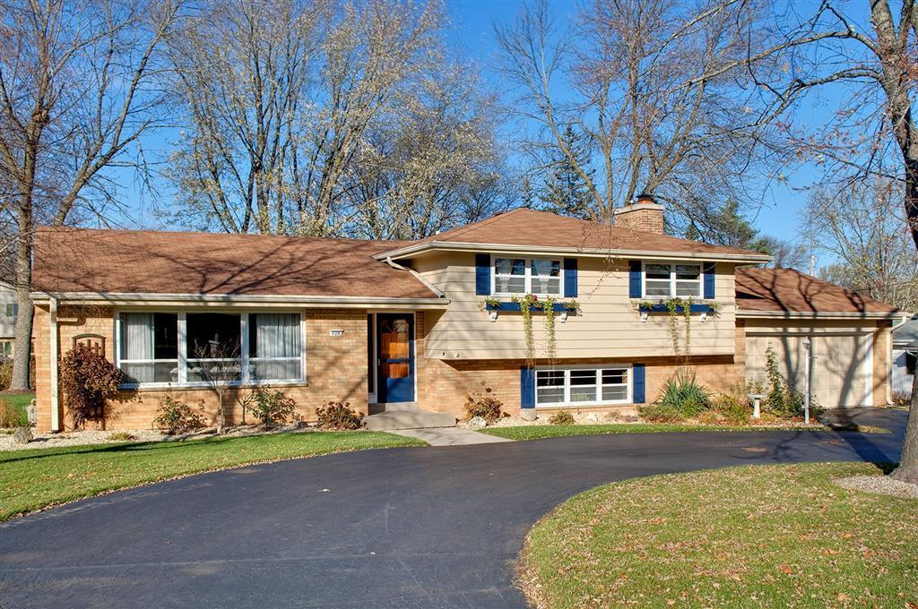 608 E Freistadt Rd, Thiensville, WI 53092