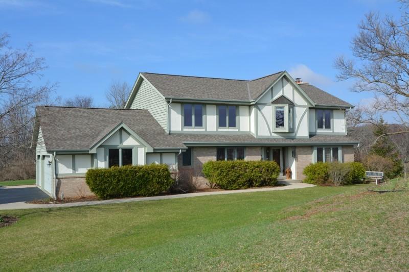 S78W29887 Crossgate Dr, Mukwonago, WI 53149