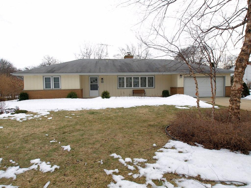 12223 Woodside Ct, Wauwatosa, WI 53226
