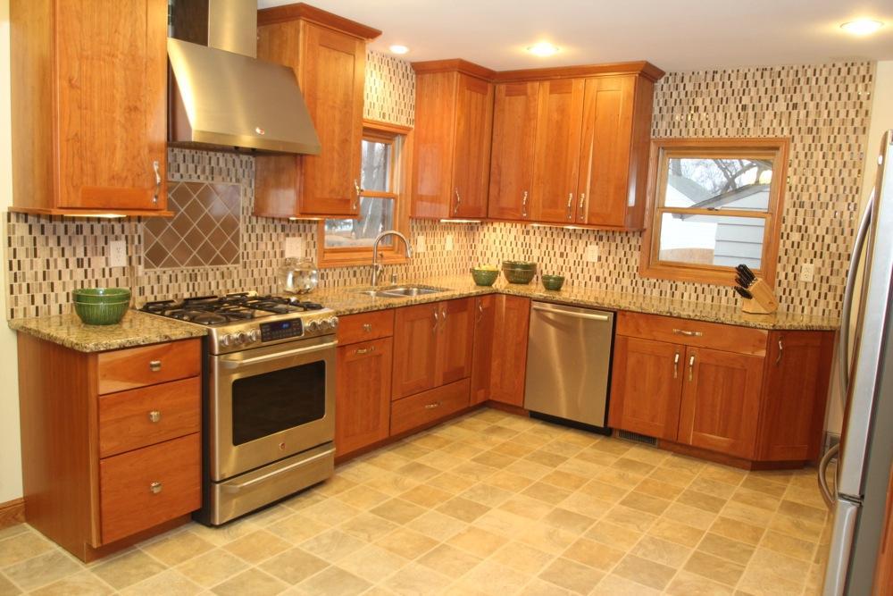 2006 N 119th St, Wauwatosa, WI 53226