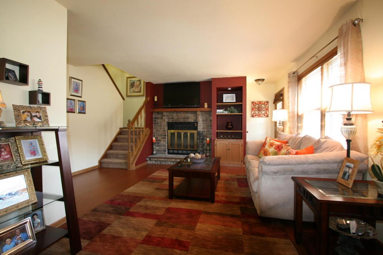 531 Hartridge Dr, Hartland, WI 53029