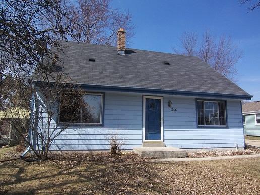 1914 Santa Barbara Dr., Waukesha, WI 53186