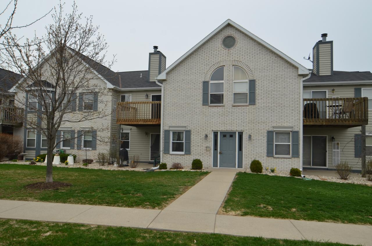 N25W24037 River Park Dr. #14, Pewaukee, WI 53072