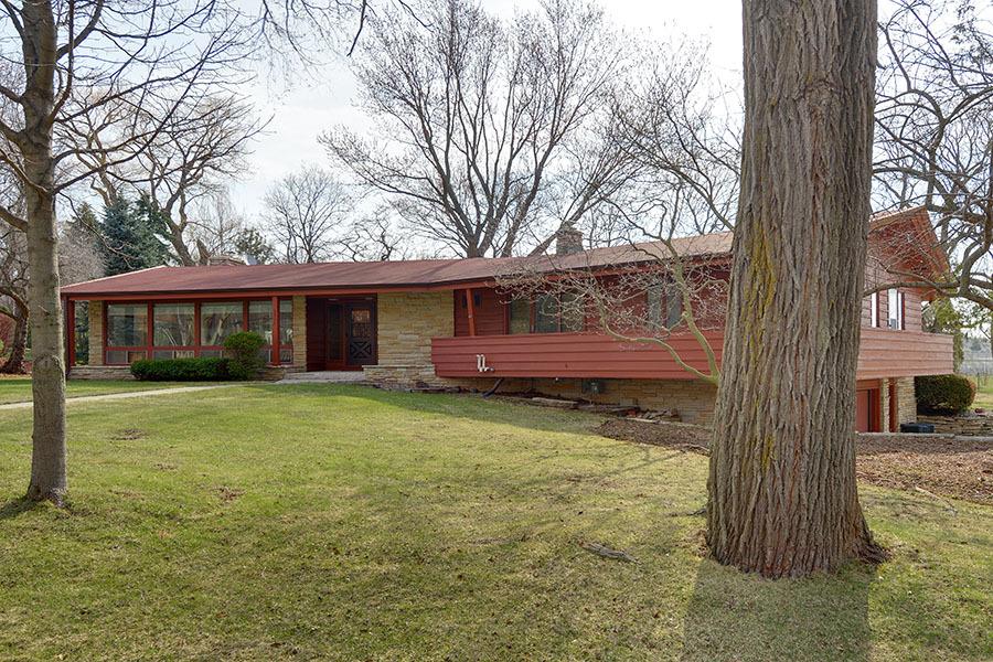 6904 N Ironwood Ln, Glendale, WI 53217