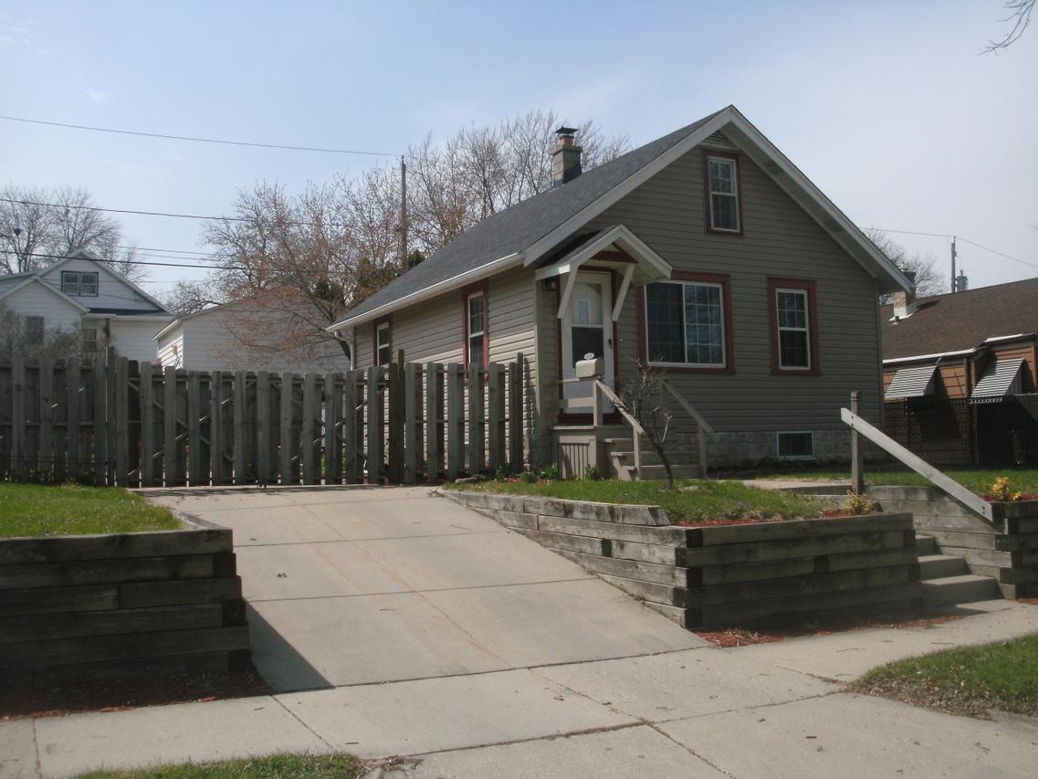 1531 S 94th St, West Allis, WI 53214